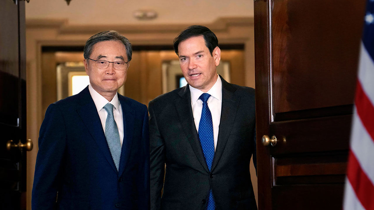 Foreign Minister Cho Hyun (left) and U.S. Secretary of State and National Security Advisor Marco Rubio