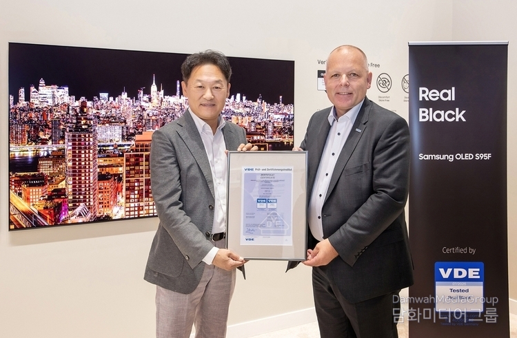 Seol Hoon (left), the head of Samsung Electronics' consumer electronics division, poses for a photo with Ansgar Hinz, chairman of Verband der Elektrotechnik, in Berlin on Sept. 5, 2025. / Courtesy of Samsung
