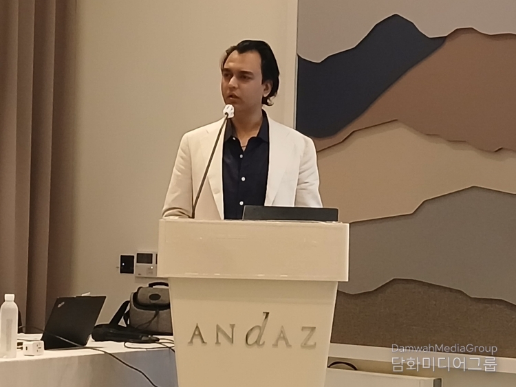 Ramesh Iyer, Chairman of ICCK, delivers a welcoming address at a business seminar on “India Market Insights: A Guide for Korean Investors” at Andaz Seoul Gangnam Hotel on Sept. 9.