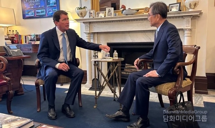 Foreign Minister Cho Hyun (right) meets with Senator Bill Hagerty in Washington, D.C., on September 11 (local time) to discuss the detention of Korean workers in Georgia and improvements to the visa system. / Courtesy of the Ministry of Foreign Affairs