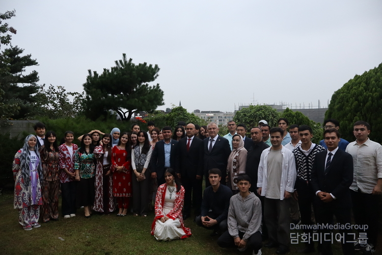 Ambassador Salohiddin Kirom and Tajik citizens living and studying in the Republic of Korea, as well as Korean friends take a group photo.