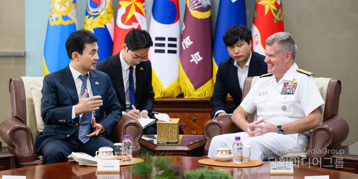 Minister of National Defense Ahn Kyu-baek (left) meets with Commander Samuel J. Paparo of the U.S. Indo-Pacific Command at the Ministry of National Defense in Yongsan on September 14, 2025.