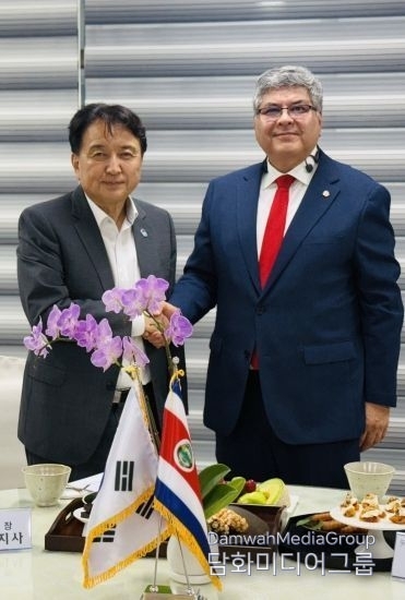 Governor Kim Young-hwan of Chungcheongbuk-do Province (left) shakes hands with Jorge Enrique Valerio Hernández, Costa Rican Ambassador to Korea, at the Yeongdong Expo on September 15.