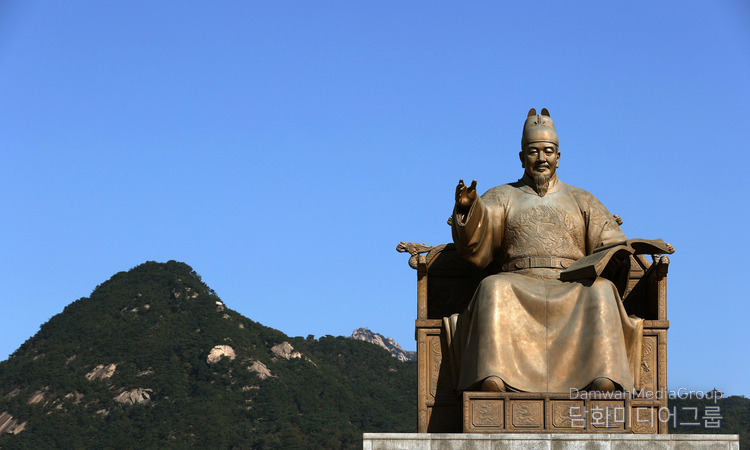 The statue of King Sejong the Great at Gwanghwamun Square in Jongno-gu, Seoul