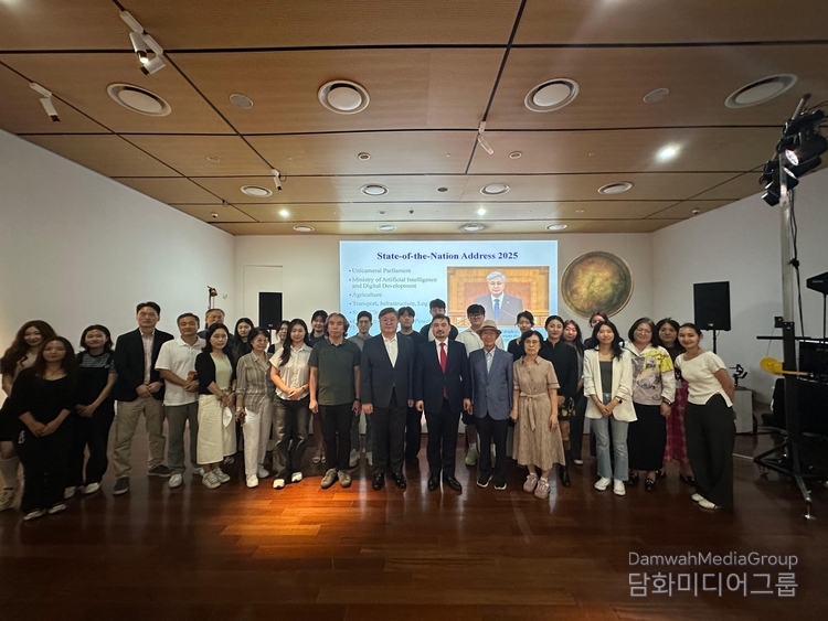 Ambassador Nurgali Arystanov and participants take a commemorative photo after the lecture.