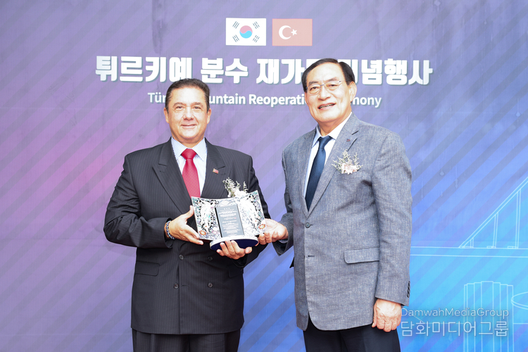 KSPO Chairman Ha Hyung-joo (right) presents a plaque of appreciation to Ambassador Salih Murat Tamer of Türkiye.