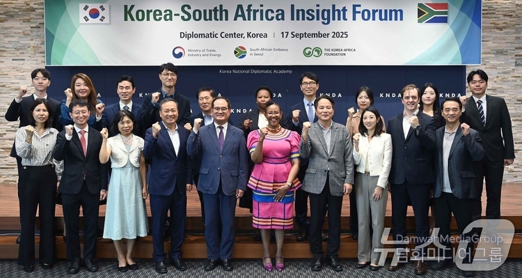Kim Jong-chul, Director General, bureau of International Trade relations at MOTIE, and Sindi Mququ, South African Ambassador to Korea take a group photo at the Korea-South Africa Insight Forum on Sept. 17, 2025. / Courtesy of MOTIE