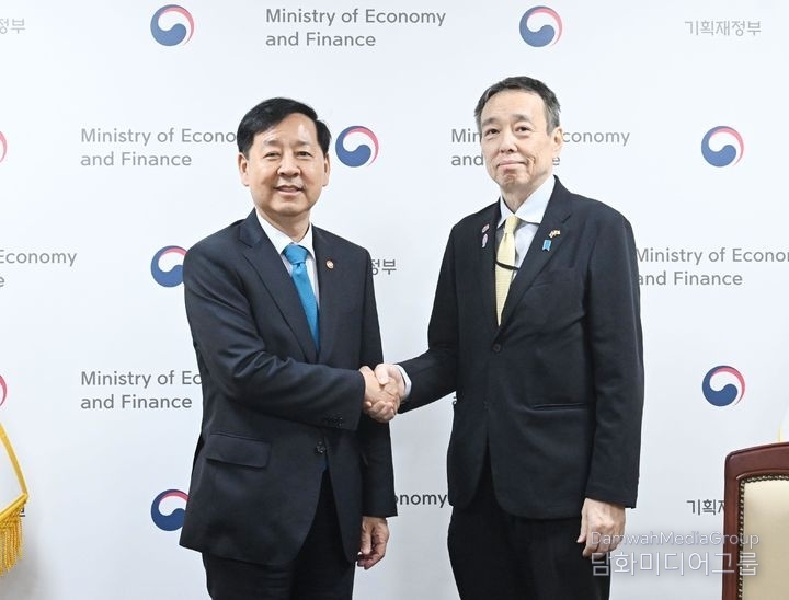Deputy Prime Minister and Minister of Economy and Finance Koo Yun-cheol (left) shakes hands with Japanese Ambassador to Korea Koichi Mizushima at the Government Complex-Seoul on September 16.