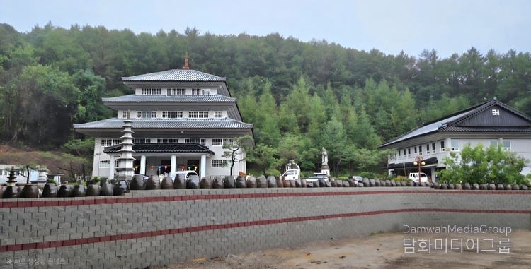 The temporary Diplomatic Art Center, located on the first floor of the four-story main building of Cheongju Byeoksachobuljeongsa Temple, will open on October 1. The permanent Diplomatic Art Center, an independent exhibition space spanning approximately 500 pyeong (1,650 m²), is scheduled for completion in May 2026. Until then, this space will serve as a temporary exhibition venue. The temporary Diplomatic Art Center will serve as a platform for Korean Buddhist culture, K-arts, and international exchange, operating as a venue for artistic diplomacy with the diplomatic corps in Korea and overseas cultural and artistic figures. Nestled within a temple ground surrounded by forests and mountains, this exhibition space is more than just a gallery; it holds symbolic significance as an open stage where religion, culture, and diplomacy converge.