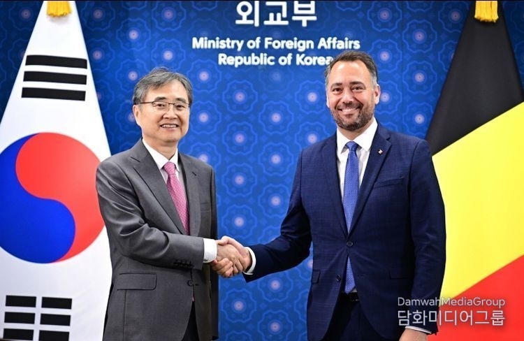 Foreign Minister Cho Hyun (left) shakes hands with Belgian Deputy Prime Minister and Minister of Foreign Affairs, European Affairs, and Development Cooperation Maxime Prévot, on September 18, 2025.