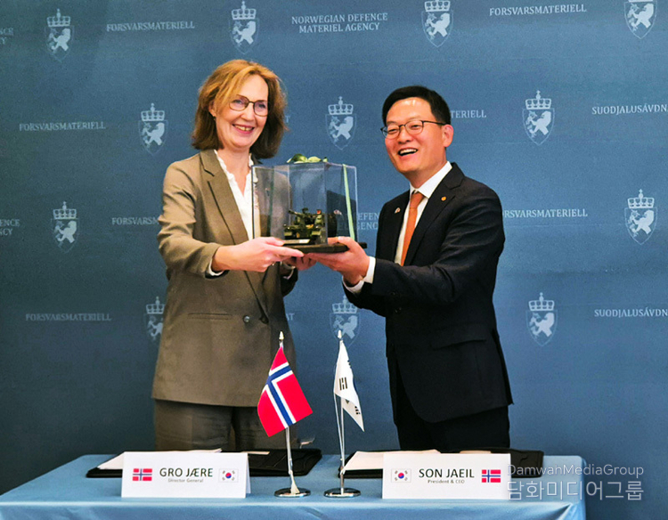 Son Jaeil, President and CEO of Hanwha Aerospace(right) and Ms. Gro Jære, Director General of the NDMA(Left) pose for the camera after signing the agreement.