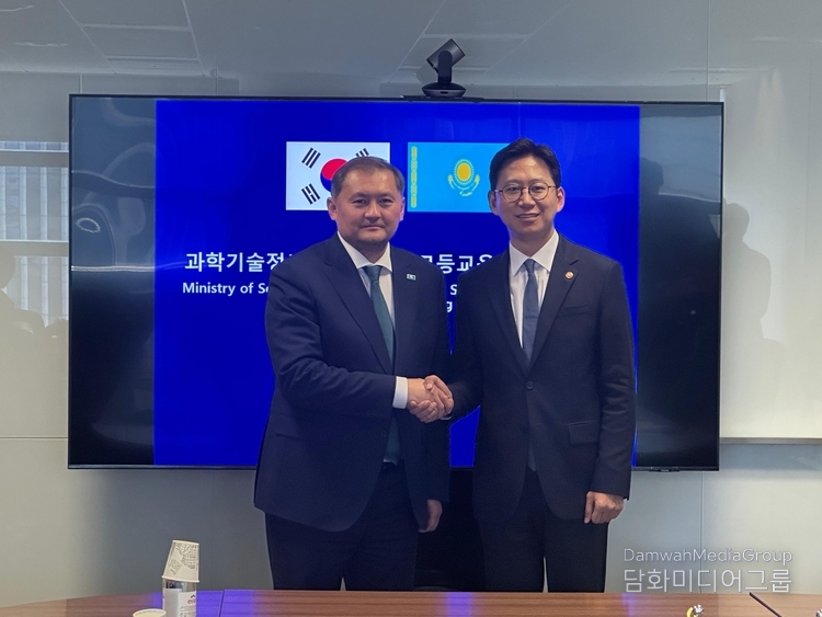 Minister Sayasat Nurbek and Mr. Bae Kyung-hoon, Minister of Science and ICT, shaking hands.