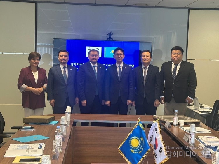 Minister Sayasat Nurbek, Mr. Bae Kyung-hoon, Minister of Science and ICT, and delegation members posing for a group photo.