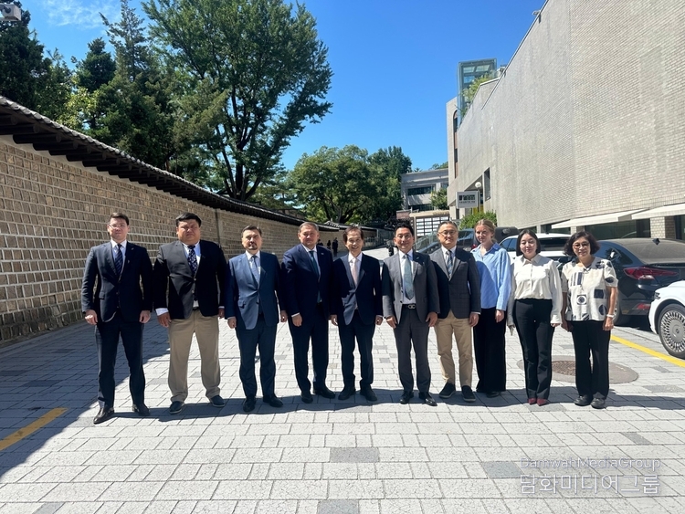 Minister Sayasat Nurbek, Ambassador Nurgali Arystanov, Mr. Kwang Hyung Lee, President of KAIST, and delegation members posing for a group photo.