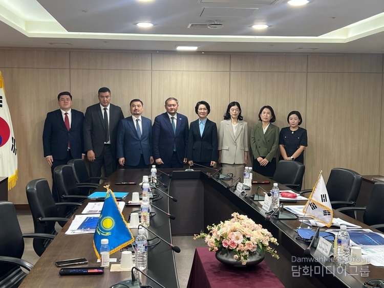 Minister Sayasat Nurbek, Ambassador Nurgali Arystanov, Ms. Choi Eun-ok, Acting Minister of Education, and delegation members posing for a group photo.