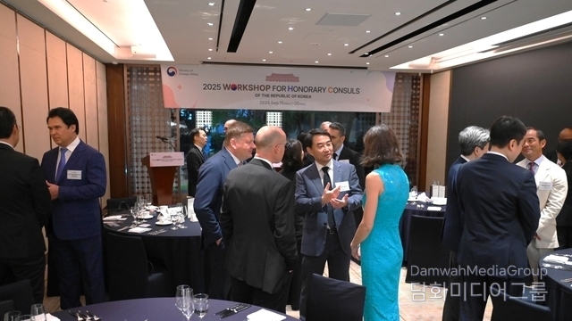 Ministry of Foreign Affairs officials hold a farewell dinner with honorary consuls abroad on September 19. / Courtesy of the Ministry of Foreign Affairs