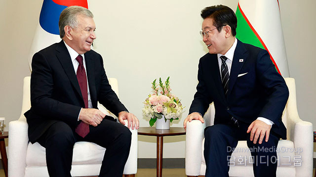 President Lee Jae-myung and Uzbekistani President Shavkat Mirziyoyev hold a summit at the UN Headquarters in New York on September 23 (local time).