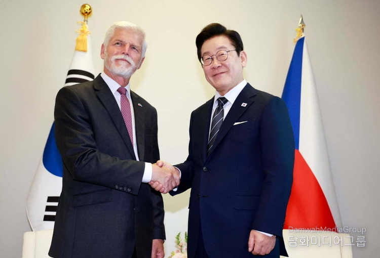 President Lee Jae-myung shakes hands with Czech President Petr Pavel, holding a summit at the UN Headquarters in New York on September 23.