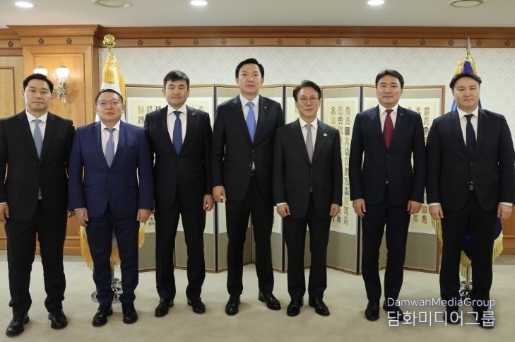 Prime Minister Kim Min-seok (third from the right) meets with Mongolian Deputy Prime Minister and Minister of Economic Development Nyam Osor Uchral at the Government Complex Seoul on September 23. / Courtesy of the Office for Government Policy Coordination