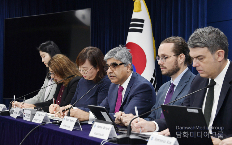 Rahul Anand, head of the International Monetary Fund (IMF) Korea Mission, announces key findings at the "2025 IMF Annual Consultation Results Briefing" held at the Government Complex Seoul in Jongno-gu, Seoul, on September 24. / Courtesy of the Ministry of Strategy and Finance