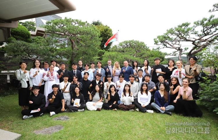 Ambassador Extraordinary and Plenipotentiary of Belarus to Korea H.E. Andrew Chernetsky take a group photo with participants in the annual cultural and gastronomic event “Belarusian Cuisine Day” on September 23.