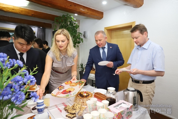 Ambassador H.E. Andrew Chernetsky and his spouse taste the main dishes of Belarusian cuisine, along with guests.