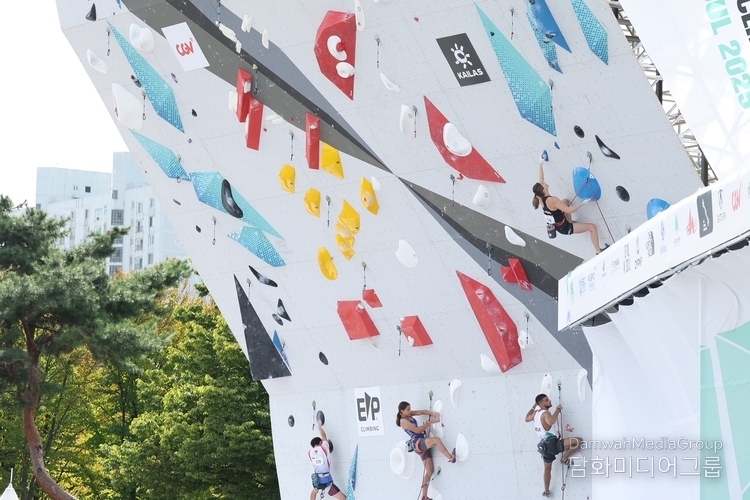 Athletes on Sept. 22 compete in the preliminaries of the International Federation of Sport Climbing World Championships at Han-Eul Square of Olympic Park in Seoul's Songpa-gu District. / Courtesy of Lee Jeongwoo