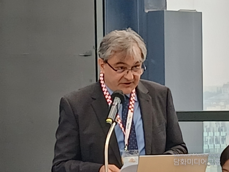 Damir Kusen, ambassador of Croatia to Korea, delivers an opening speech.