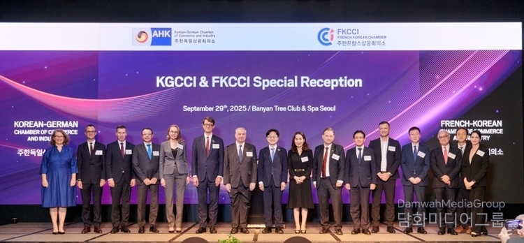 Minister of Trade, Industry and Energy Jung-kwan Kim (center) joins special guests and board members of KGCCI and FKCCI for a commemorative photo at a special reception co-hosted by the two chambers. / Courtesy of FKCCI