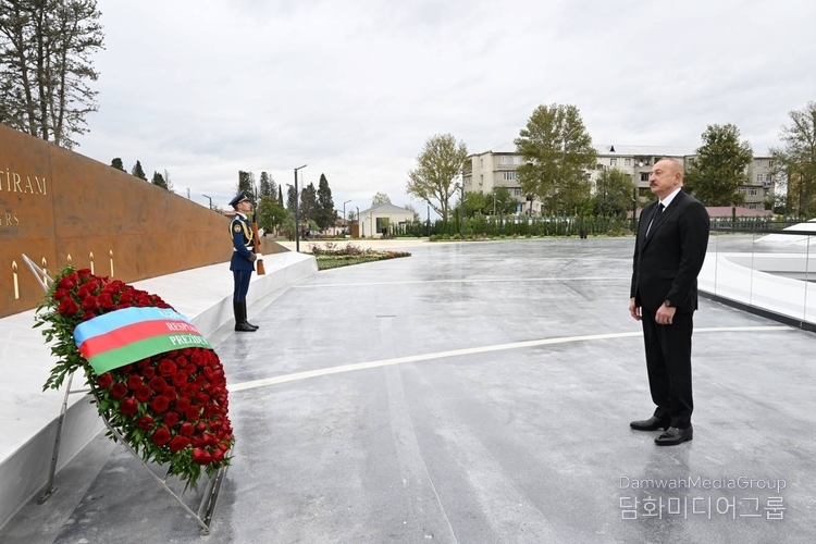 President Ilham Aliyev pays tribute.