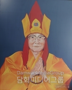 . Portrait of the First Dharma King of World Buddhism, the Most Venerable Seo Gyeong-bo, known as Il Bung. The golden robe and crimson patriarchal crown symbolize both the majesty and compassion of the Dharma, while his hands pressed together in prayer reveal his aspiration for human harmony and peace between North and South.