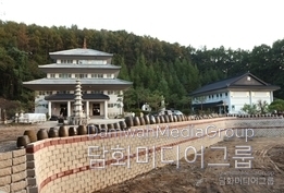 . “Panoramic view of Buljeongsa Temple (Byeoksachobuljeongsa) located in Miwon-myeon, Cheongju.” The three-story main hall building, pagoda, and architectural style blending tradition and modernity demonstrate that this is a sacred ground where Buddhist practice, cultural arts, commemoration, and dedication coexist. Buljeongsa is not merely a temple but a Dharma King's sanctuary continuing the thousand-year lineage of incense offerings. It is a center for devotion and practice that honors and carries forward the teachings of the first Dharma King, Venerable Il Bung Seo Gyeong-bo. Notably, its formal name, Byeoksachobuljeongsa signifies “a pure sanctuary repelling evil forces and inviting the Buddha.” This symbolizes a sanctuary where impurity is repelled, the true Dharma is established, and the Buddha and sentient beings dwell together.