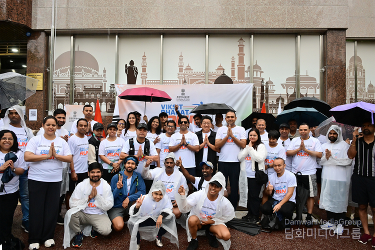Participants in the mini-marathon event ‘Viksit Bharat Run 2025 (Developed India Run)’ take a group photo on September 28, 2025.