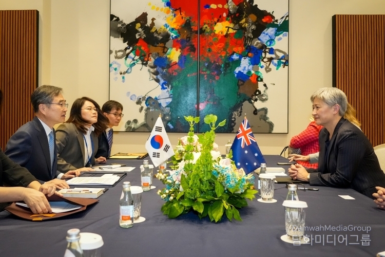 Minister of Foreign Affairs Cho Hyun holds a meeting with Australian Minister for Foreign Affairs Penny Wong on September 25, local time.