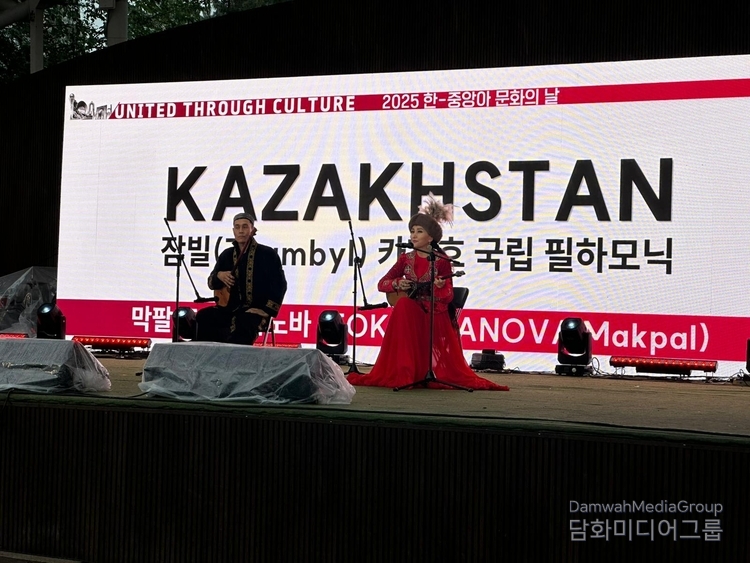 Members of the Zhambyl Kazakh State Academic Philharmonic perform Kazakh kuis and folk songs with great virtuosity.