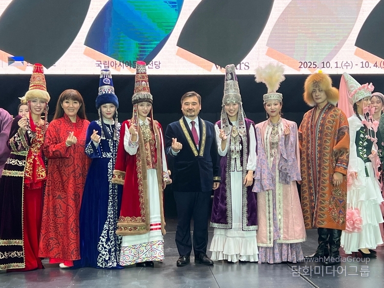 Ambassador Nurgali Arystanov poses for a commemorative photo with participants of the “Tarbiya” fashion show.