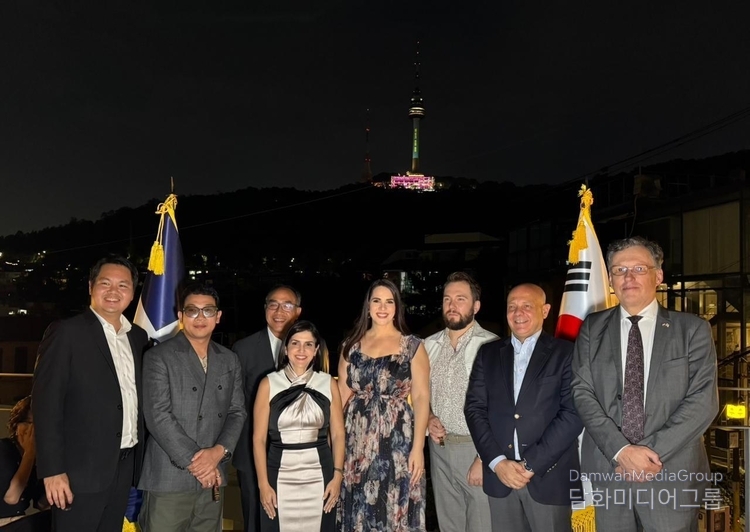 Ambassador Angie Shakira Martínez Tejera of the Dominican Republic (sixth from the left) takes a commemorative photo with other special guests.