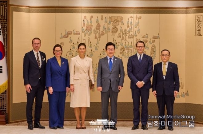 President Lee Jae-myung (fourth from the left) and Crown Princess Victoria of Sweden (third from the left) take a commemorative photo with other guests in Seoul on October 15.