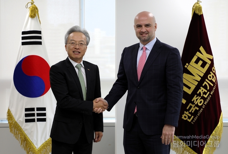 Choi Jin-shik (left), Chairman of the Federation of Middle Market Enterprises of Korea (FOMEK), shakes hands with Tarash Papaskua, Ambassador of Georgia to South Korea, on October 14.