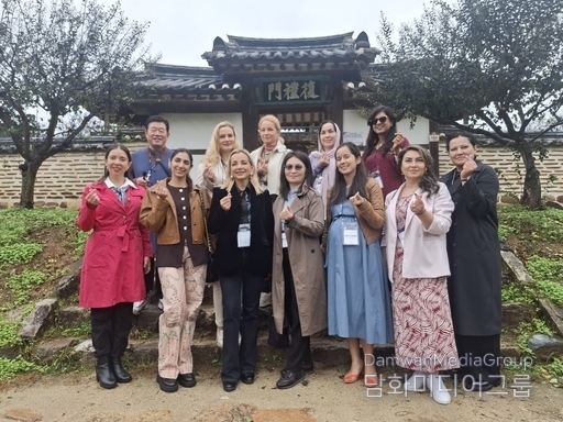 Members of the ASAS pose for a commemorative photo at Byeongsan Seowon in Andong, Gyeongsangbuk-do on Oct. 14. / Courtesy of Gyeongsangbuk-do Province