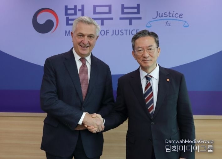 Minister of Justice Chung Sung-ho (right) shakes hands with Filippo Grandi, the United Nations High Commissioner for Refugees (UNHCR), at the Gwacheon Government Complex on October 17.
