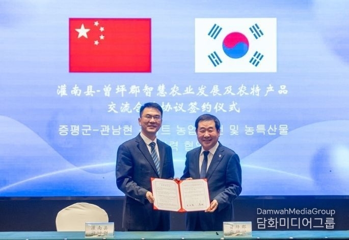 Jeungpyeong County Mayor Lee Jae-young (right) signed a Memorandum of Understanding (MOU) with Guannan County Chief Gao Xian at a meeting held at the Shu Xiang Hu Hotel in Guannan County on Oct. 16.