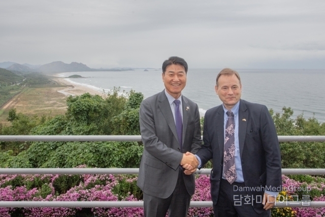 County Mayor Ham Myeong-jun (left) and German Ambassador to Korea Schmidt take a commemorative photo at the Unification Observatory, overlooking the North's Haegeumgang.