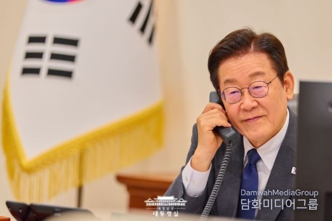President Lee Jae-myung holds his first phone call with Egyptian President Abdel Fattah El-Sisi on October 20. / Courtesy of the Presidential Office