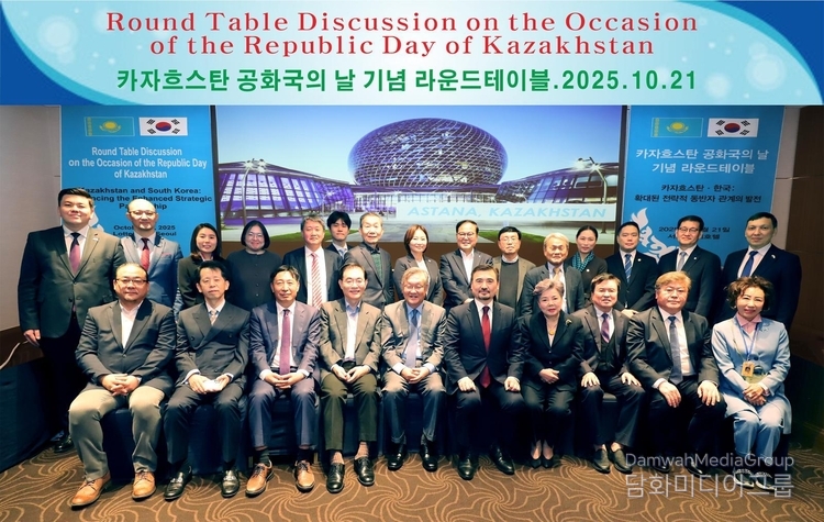 The participants in the Round Table dedicated to the Republic Day of Kazakhstan take a group photo.
