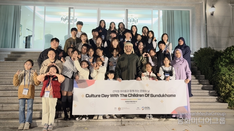 H.E. Abdulla Saif Al Nuaimi, UAE Ambassador, and Julia Kim, chairperson of the GCEL, joined students and volunteers for the event, “Global Students’ Culture Day with the Children of Sundukhome” on October 22 at the Embassy Residence of the United Arab Emirates (UAE) in Seoul.