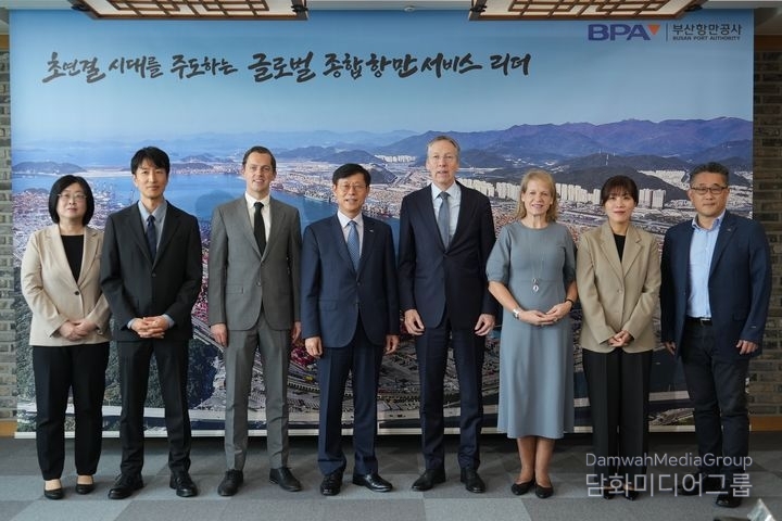 Peter van der Vliet, Ambassador of the Netherlands to Korea, (fifth from the left) and his delegation visited the Busan Port Authority headquarters on October 22. / Courtesy of Busan Port Authority