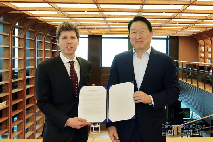 SK Chairman Chey Tae-won (right) and OpenAI CEO Sam Altman met in Seoul as their companies signed a Memory Supply Letter of Intent (LOI) and a Memorandum of Understanding (MOU) regarding cooperation on an AI Data Center in the southwest region of South Korea. / Courtesy of SK