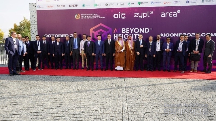 Participants in the International Conference on Artificial Intelligence, AI Conf 2025, take a commemorative photo in Dushanbe.