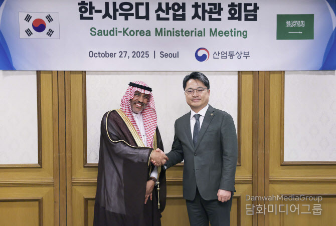 Vice Minister Moon Shin-hak of the Ministry of Trade, Industry and Resources (right) shakes hands with Abdullah bin Ali Al-Ahmari, Assistant Minister of Industry and Mineral Resources for Planning and Development of Saudi Arabia, at the Government Complex Seoul on October 27. / Courtesy of MOTIR